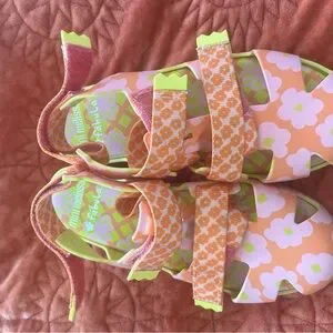 Mini Melissa Indonesia (@minimelissa_id) • Instagram photos  Mini Melissa Kids\' Green and Pink Flower Shoes display picture 1